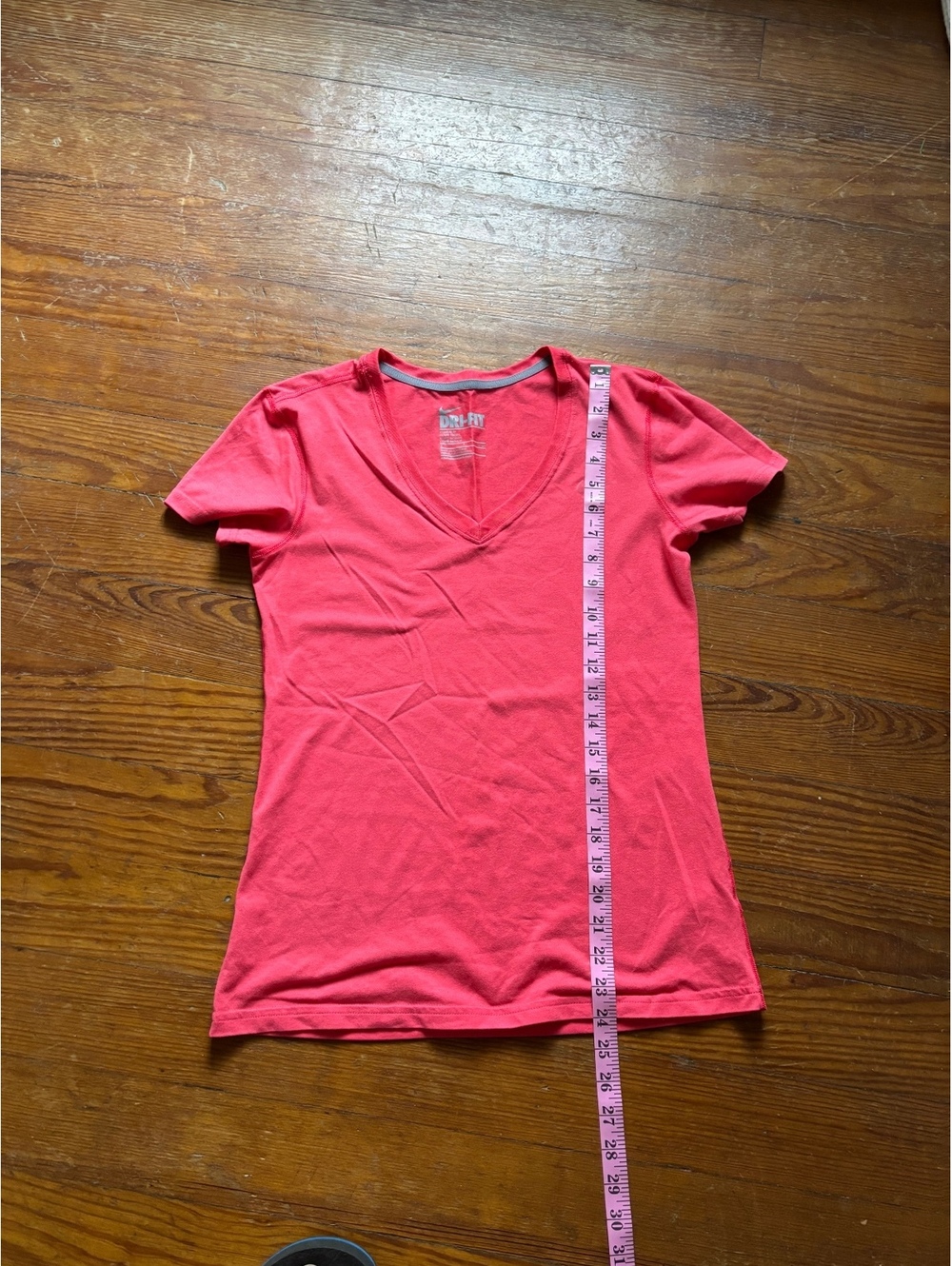 Nike women’s v neck short sleeve athletic shirt size small coral
